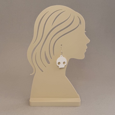 Expositor de brincos perfil feminino bege com brinco caveira branca