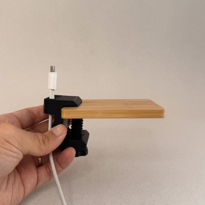 Suporte de secretária com prendedor e cabo USB branco