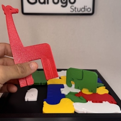 Quebra-cabeças de peças em forma de animais coloridos com placa Garugo Studio