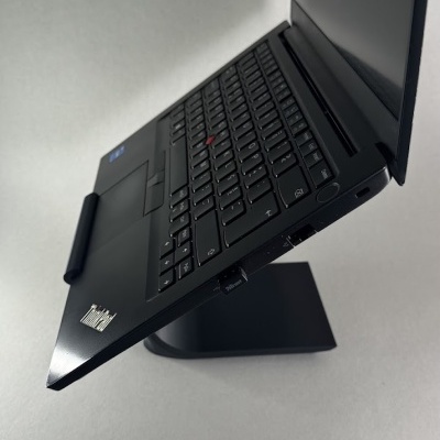 Laptop preto Lenovo ThinkPad num suporte sobre fundo cinzento