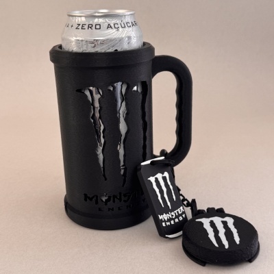 Lata Monster Energy prateada num suporte preto com logotipo e chaveiro Monster Energy