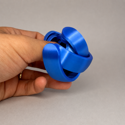Objeto plástico azul com superfície curva segurado por uma mão