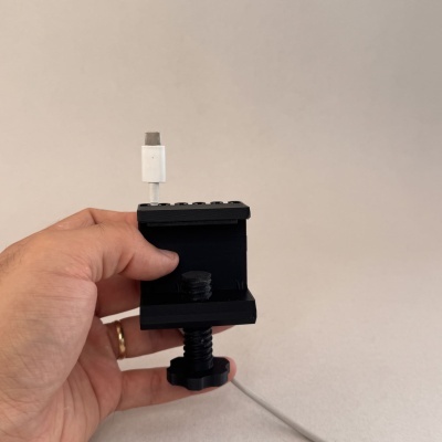 Suporte preto ajustável com cabo USB-C branco e conector USB-C