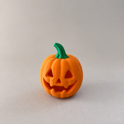 Abóbora de Halloween pequena laranja com caule verde e rosto recortado sorridente