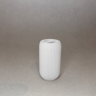 frasco cerâmico branco texturizado sobre fundo cinza