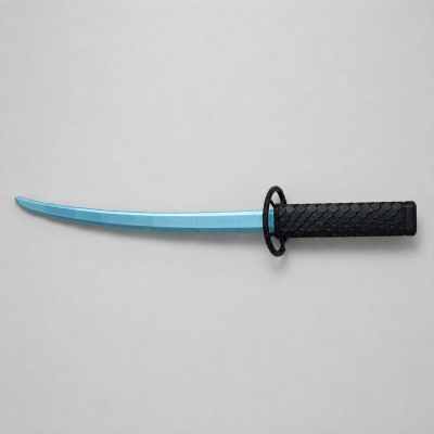 Katana com lâmina azul clara facetada e punho preto com textura de escamas.
