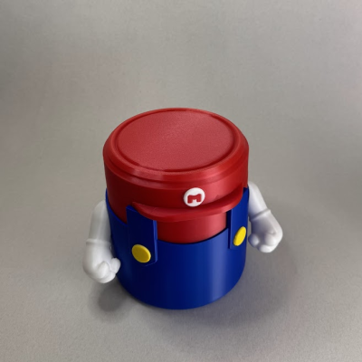 Recipiente plástico vermelho com decoração azul e mãos brancas inspirado no Mario