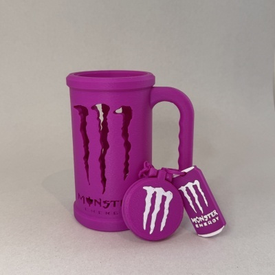 Copo roxo com símbolo Monster Energy e porta-chaves.