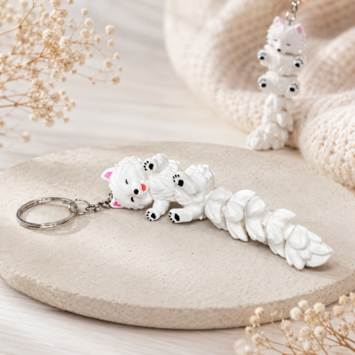 Porta-chaves com figura articulada de cão branco em plástico sobre base circular bege.
