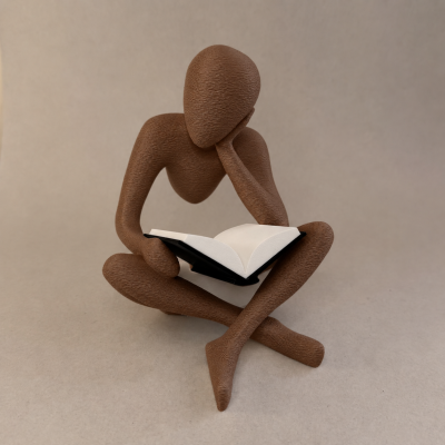Estátua de figura abstrata castanha sentada a ler livro aberto