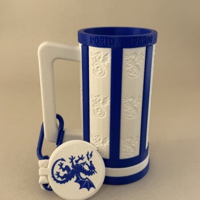 Caneca branca e azul com textura em relevo e tampa com desenho de dragão azul