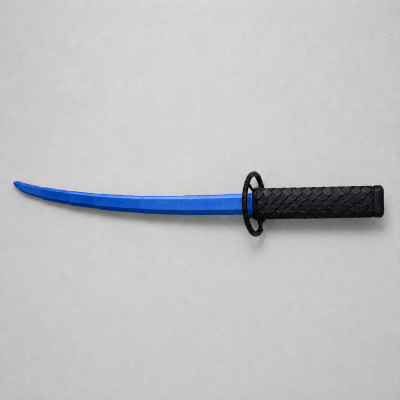 Katana com lâmina azul e punho preto com padrão de escamas