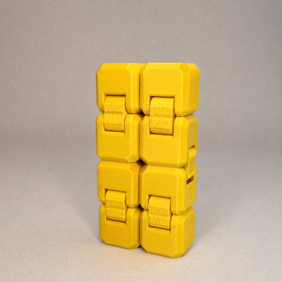 Brinquedo de encaixe amarelo feito de blocos quadrados