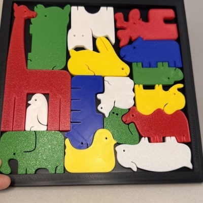 Puzzle infantil colorido com peças em forma de animais dentro de moldura preta