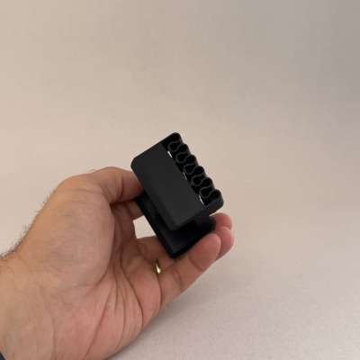 Suporte preto de plástico com cinco compartimentos ondulados na mão