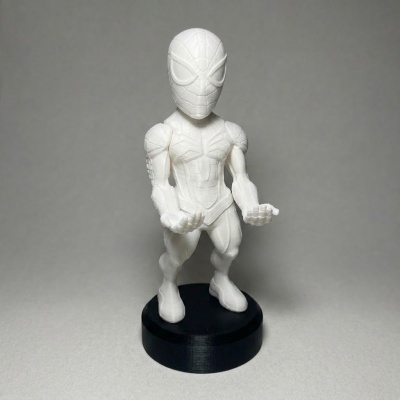 Figura de super-herói branco em base preta sobre fundo cinzento