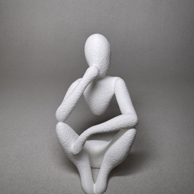 Escultura abstrata branca de figura humana a sustentar a cabeça com mão