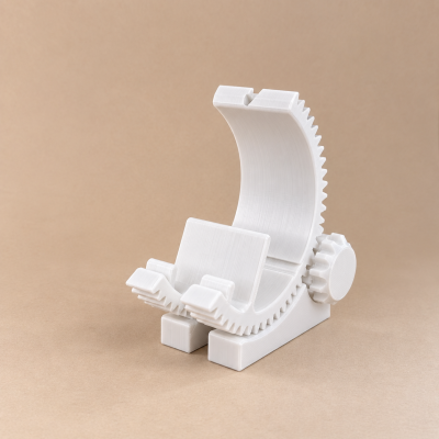 Suporte ajustável branco de plástico com botão lateral em fundo castanho