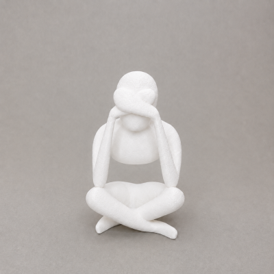 Escultura branca abstrata de uma figura sentada com mãos nos olhos