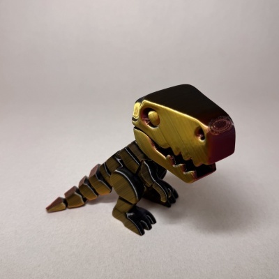 Figura de dinossauro robô metálico dourado e preto sobre fundo branco