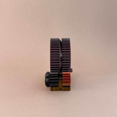 Pen USB preto e laranja com textura às riscas