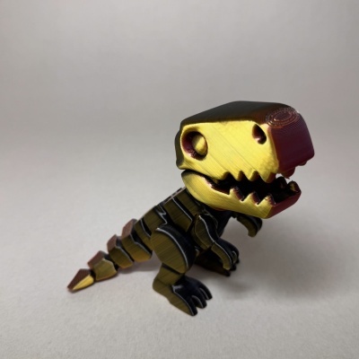 Figura de dinossauro estilizada em amarelo, preto e vermelho