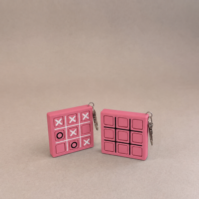 Porta-chaves quadrados de plástico rosa com padrão de jogo da velha