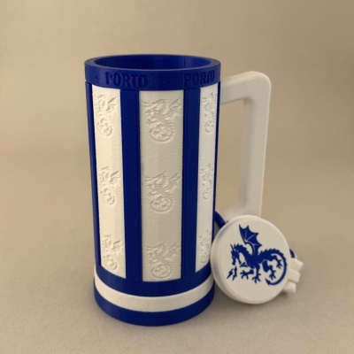 Caneca azul e branca com texto PORTO e símbolo de dragão.