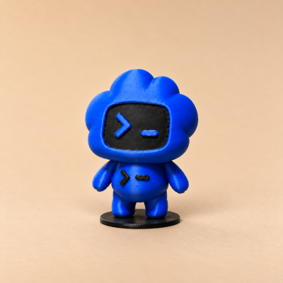 Figura decorativa azul em forma de personagem com cabeça em forma de nuvem e símbolos pretos