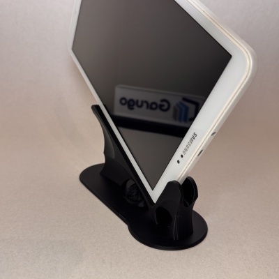 Smartphone Samsung branco num suporte preto