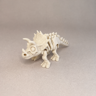 Figura 3D creme de dinossauro Triceratops em fundo cinzento.