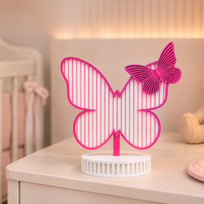 Borboleta decorativa rosa e branca numa mesa de quarto infantil.