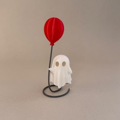 Figura branca de fantasma com balão vermelho em fundo bege