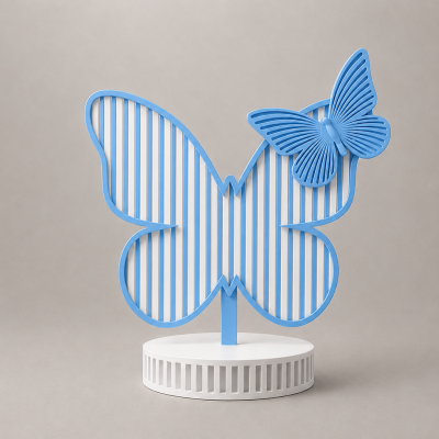 Escultura de borboleta azul com base circular branca