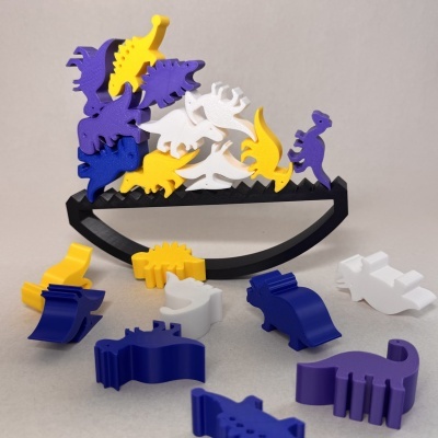 Jogo de equilíbrio de dinossauros coloridos com base preta.