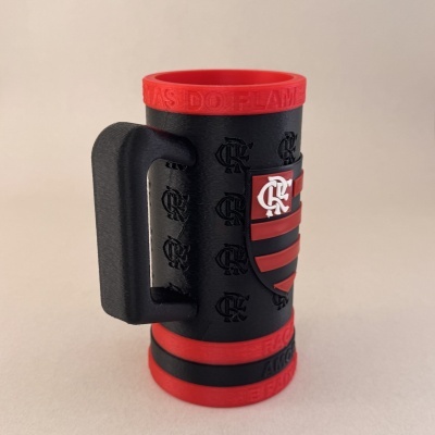Caneca preta e vermelha com logotipos repetidos e texto em relevo