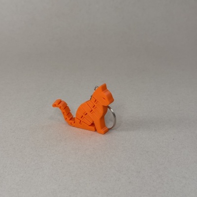 Porte-chaves em forma de gato articulado laranja sobre fundo cinzento
