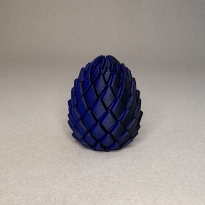 Objeto decorativo azul com padrão de escamas