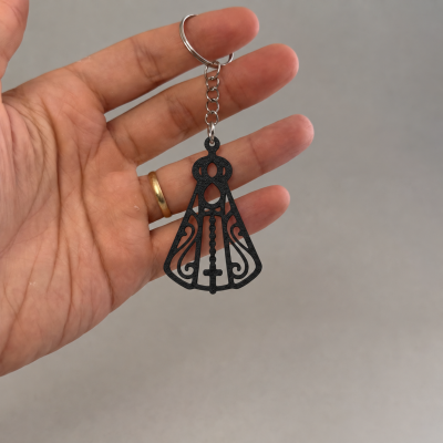 Chaveiro preto estilizado segurado por uma mão