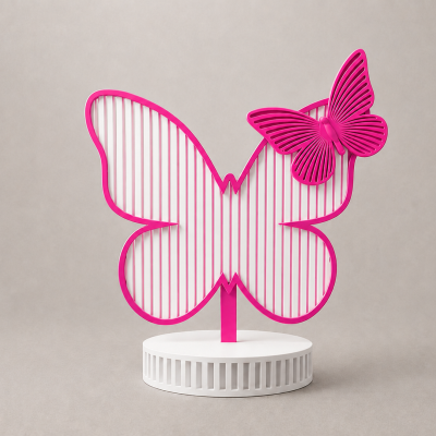 Decoração borboleta rosa com barras brancas numa base circular branca