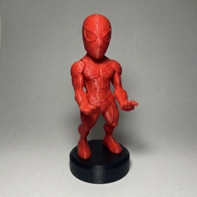 Figura de ação do Homem-Aranha vermelho com base preta