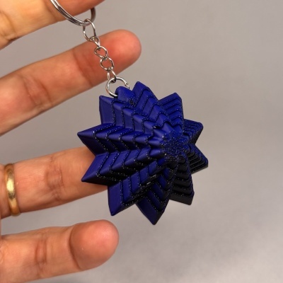 Porta-chaves 3D em plástico azul escuro com padrão de estrela