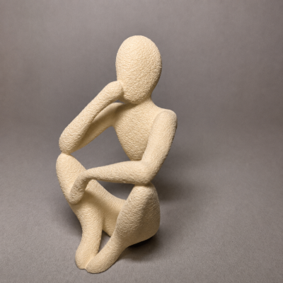 Figura decorativa abstrata humanoide creme sentado sobre fundo cinzento