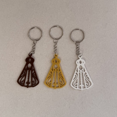 Três porta-chaves coloridos com pendentes em metal recortado
