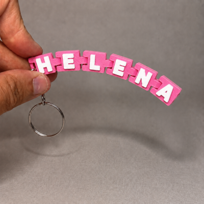 Porta-chaves com letras rosa formando HELENA