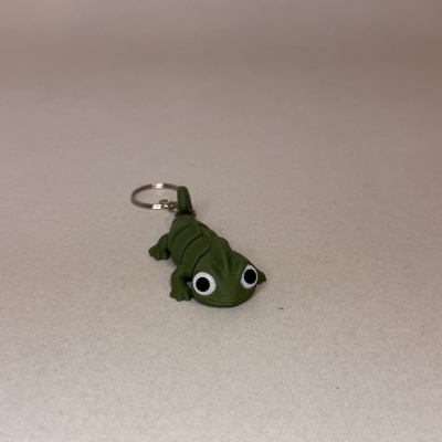 Porta-chaves com figura de lagarto verde em plástico