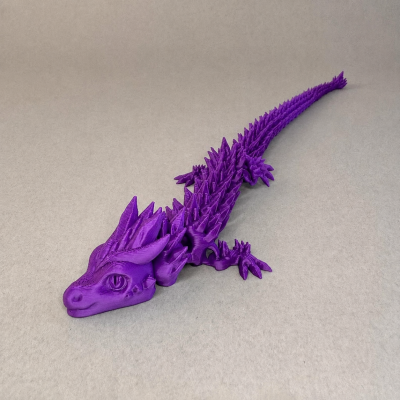 Modelo 3D de dragão roxo com espinhos colocado sobre fundo cinza.