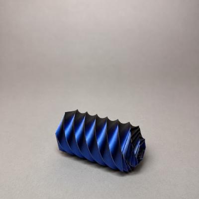 Objeto cilíndrico azul metálico com padrão espiral