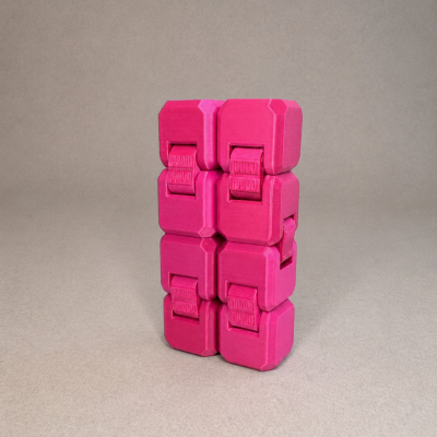 Cubos de plástico rosa interligados com articulações móveis sobre superfície bege