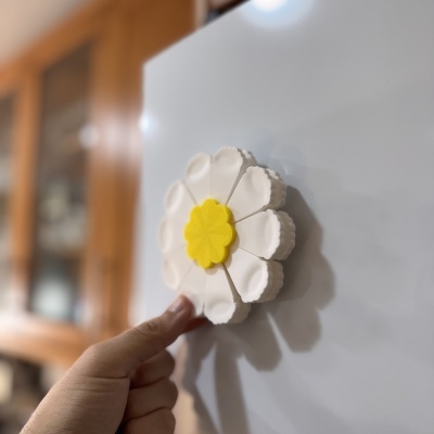 Imã de frigorífico em forma de flor branca com centro amarelo